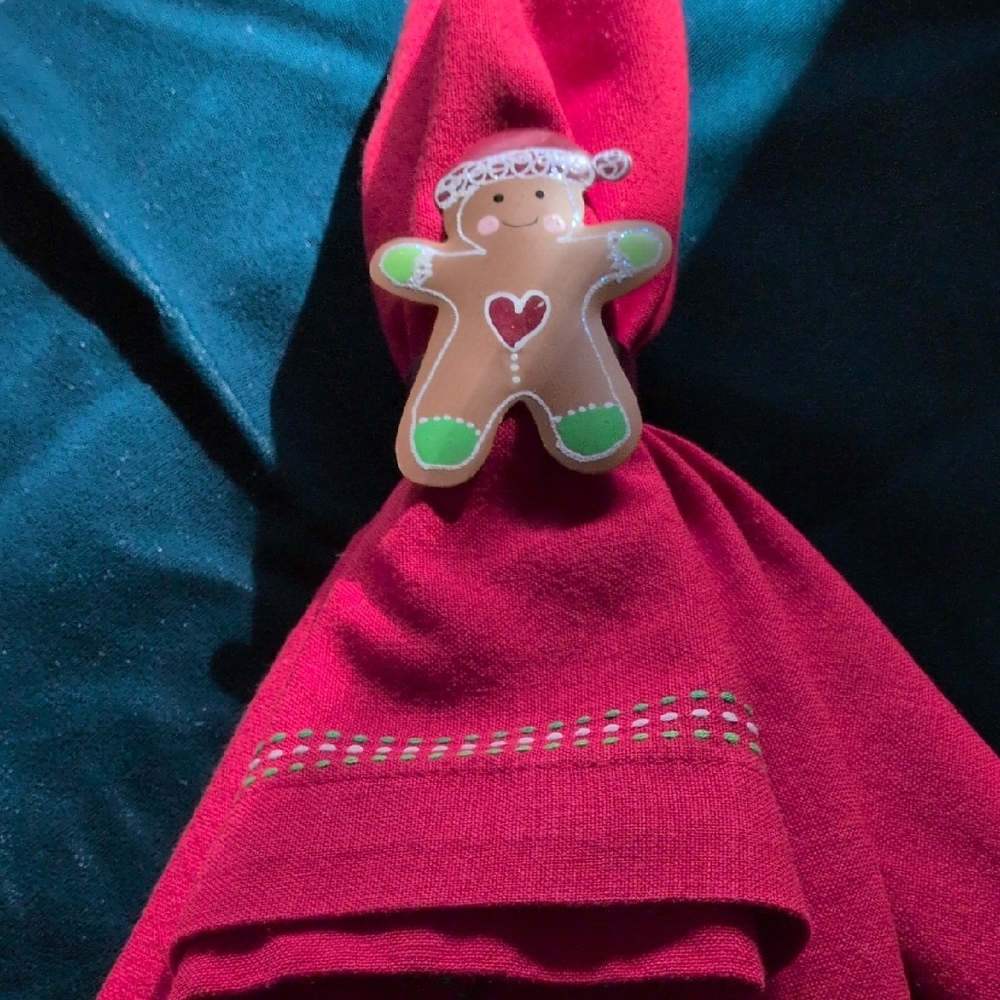 2 Red Holiday Napkins With Gingerbread Man Napkin Rings